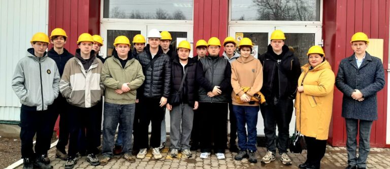 Read more about the article Студенты-механики на производстве: знакомство с передовыми станками ЧПУ в рамках «Недели без турникетов»