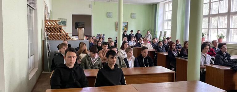 Read more about the article «Живём и помним о Победе»: в колледже прошёл трогательный конкурс чтецов к 80-летию Победы