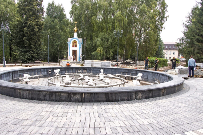 Read more about the article Часовня, звуковой фонтан и живая изгородь. Работы в парке им.Кирова близятся к завершению.