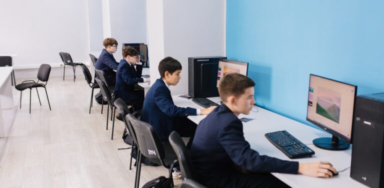 Read more about the article Профессиональная проба «Производитель работ»: школьники познакомились с графическим дизайном